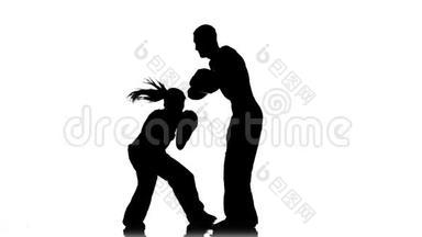 把那个家伙和那个女孩用<strong>拳击</strong>爪子抓起来。 <strong>剪影</strong>。 白色背景